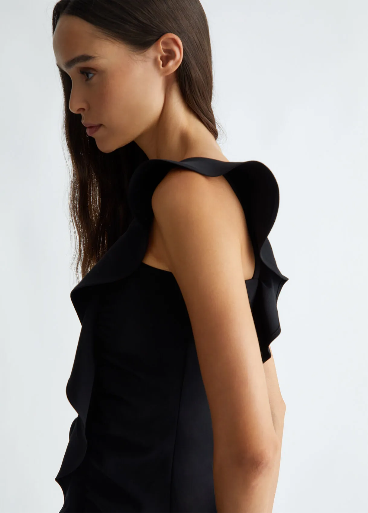Abito nero elegante con rouches
