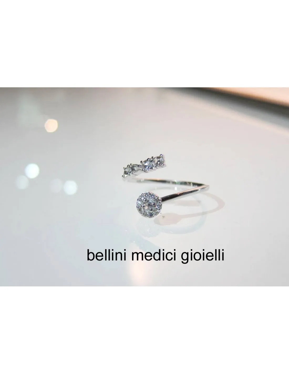 Anello contrarier in oro bianco con brillanti