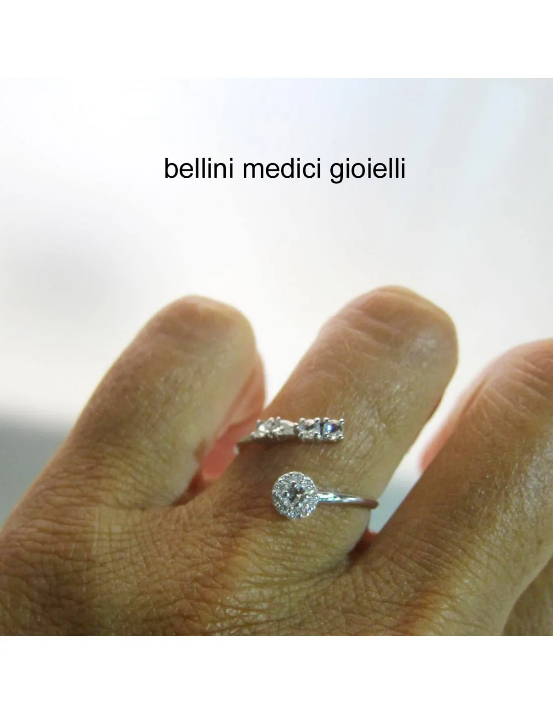 Anello contrarier in oro bianco con brillanti