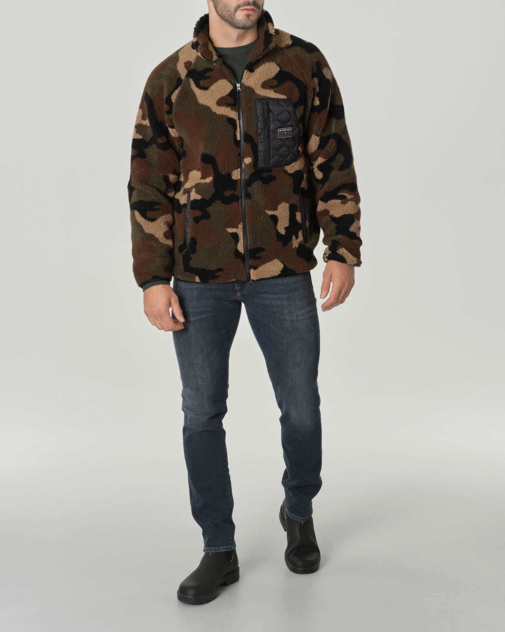 Bomber camouflage in tessuto teddy a collo alto con taschino in nylon applicato sul petto