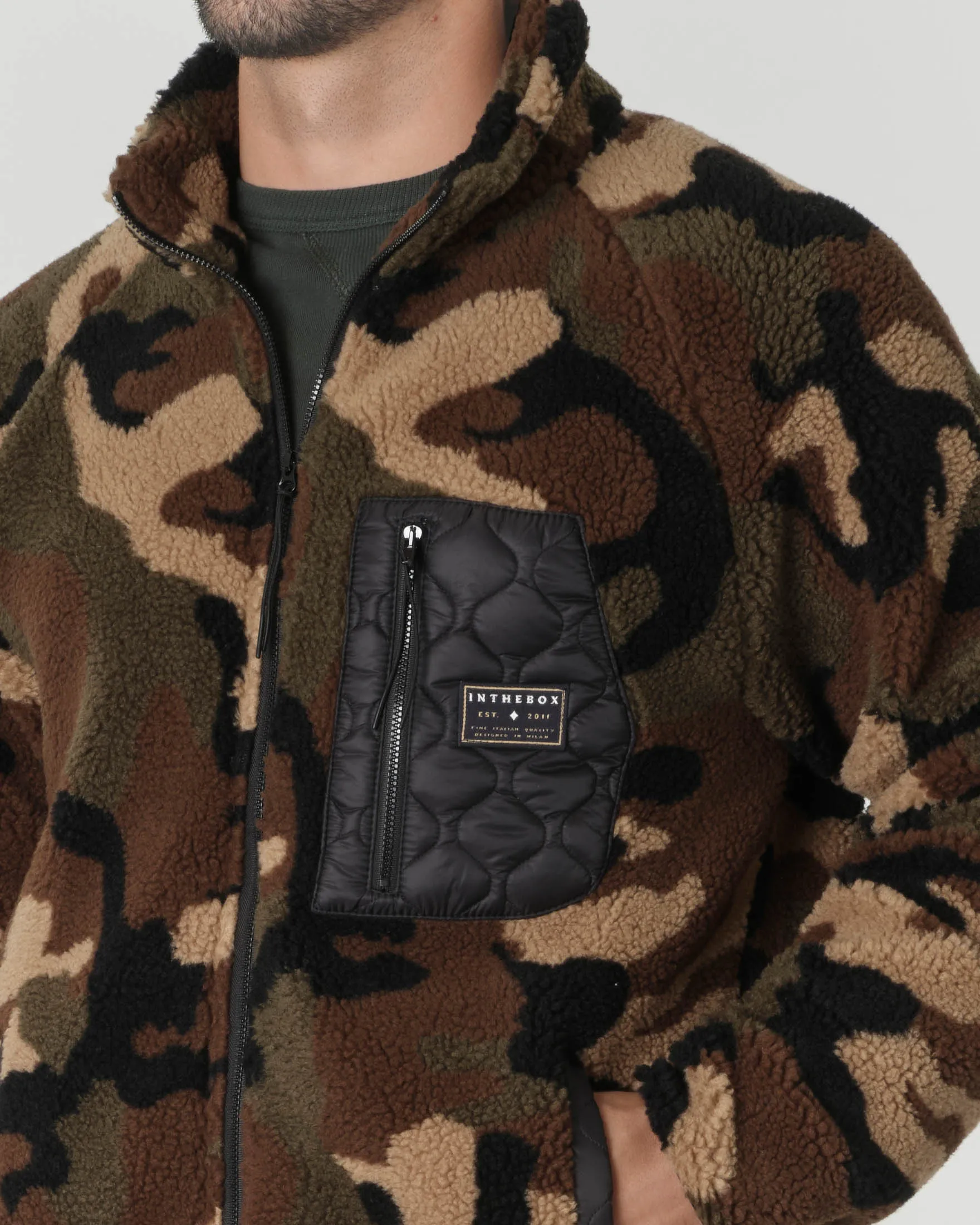 Bomber camouflage in tessuto teddy a collo alto con taschino in nylon applicato sul petto
