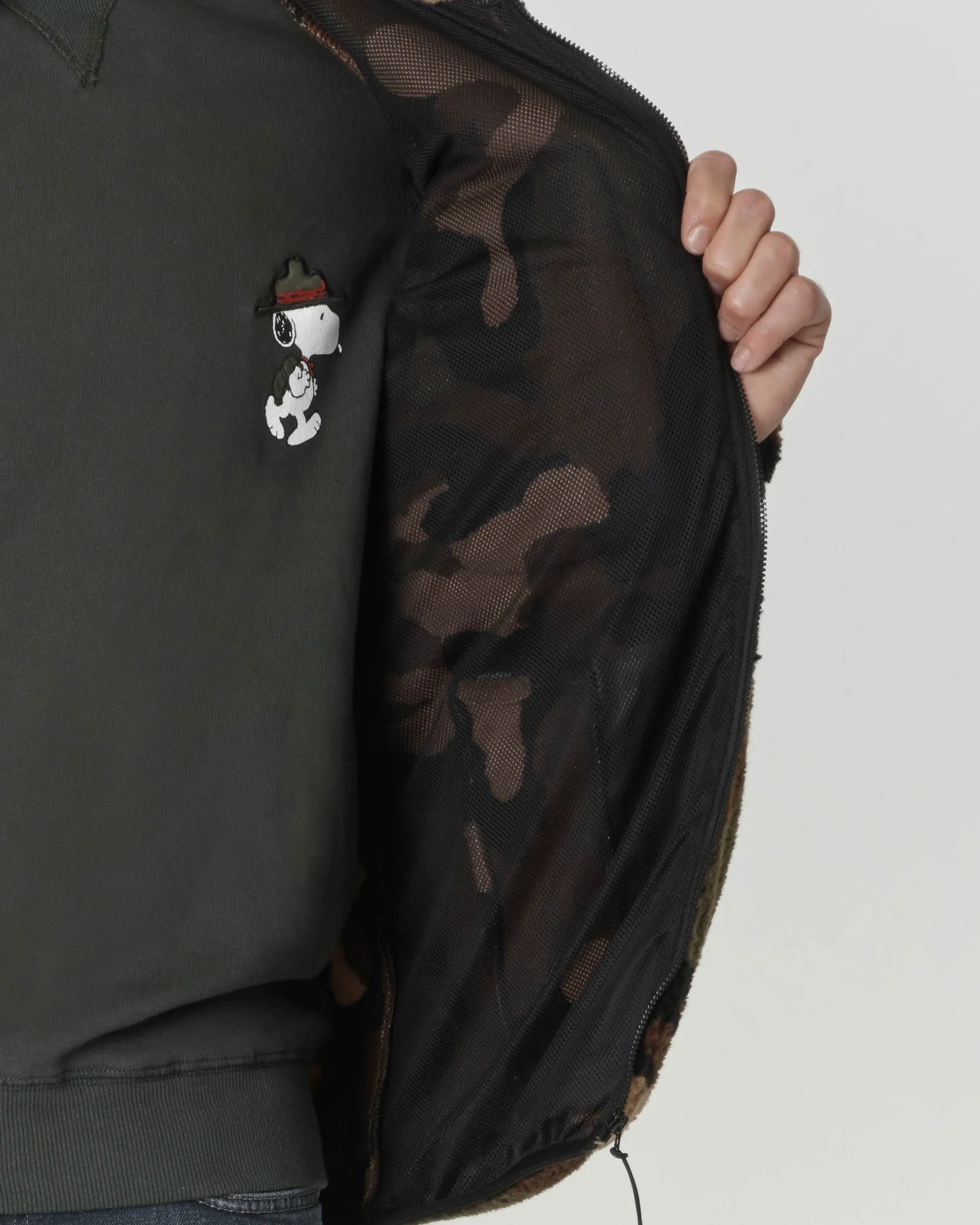 Bomber camouflage in tessuto teddy a collo alto con taschino in nylon applicato sul petto