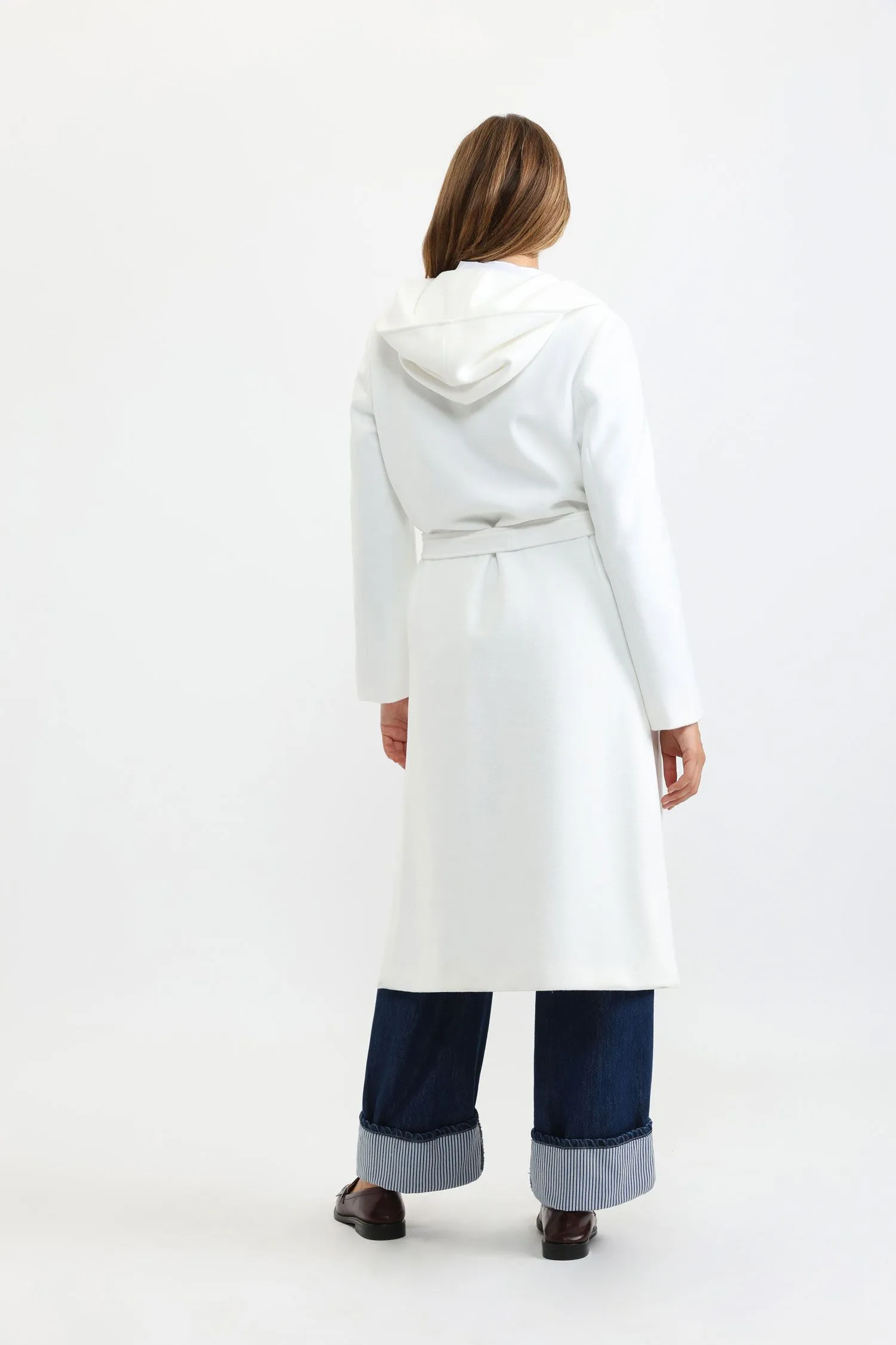 Cappotto con cappuccio e cintura 