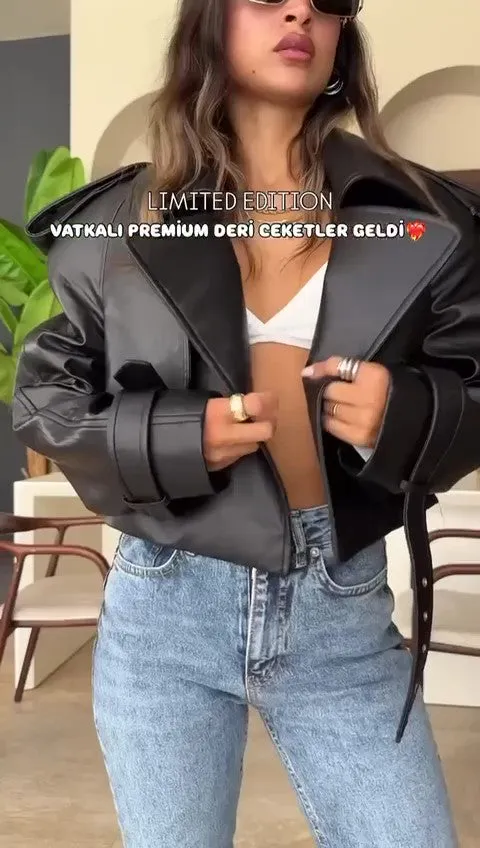 Giacca Giubbino Corto in eco Pelle Collo Doppiopetto Chiodo Fibbie alla Manica Fashion in 3 Colori - 6851