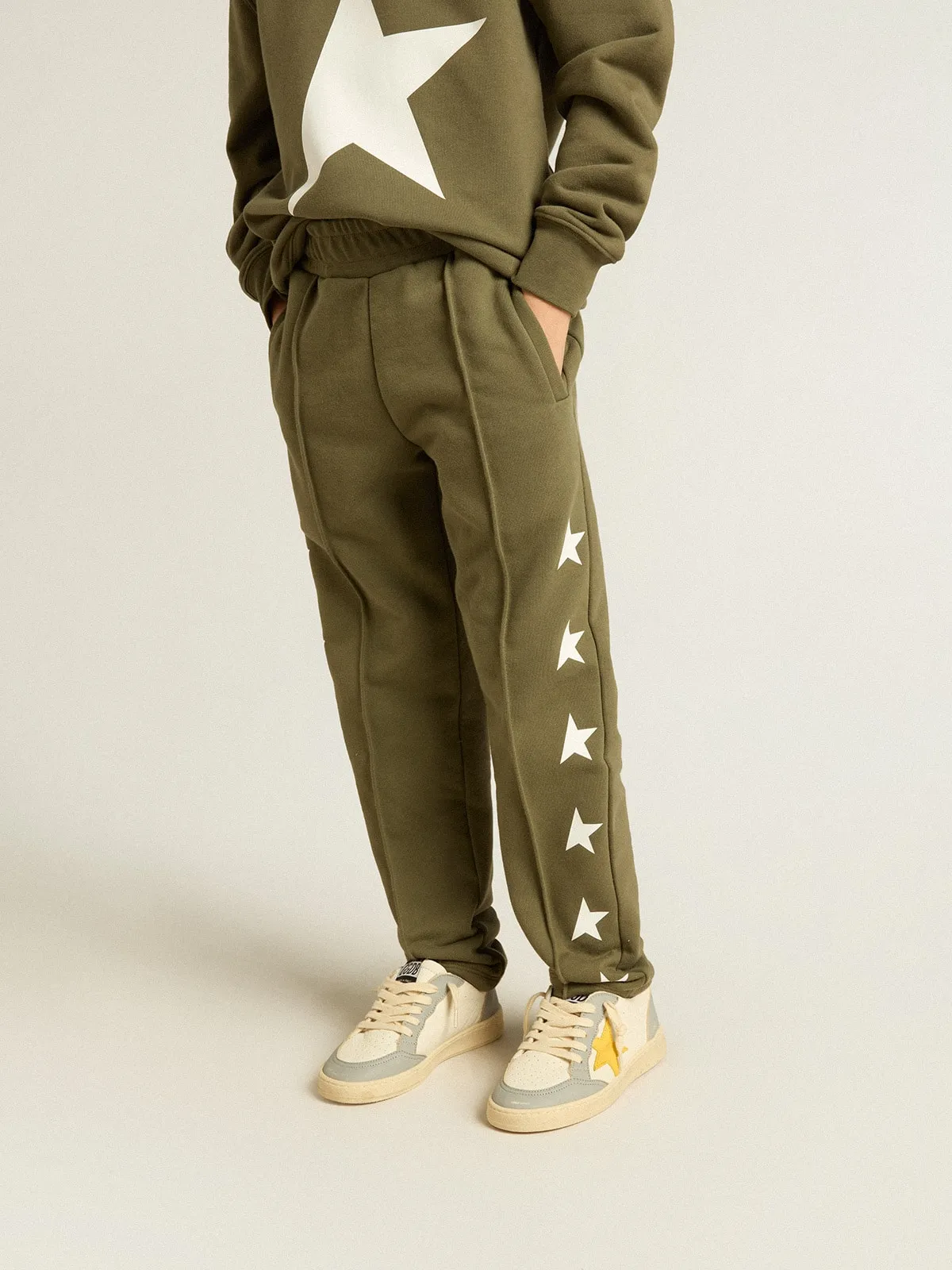Pantalone jogging di colore verde militare da bambino con stelle bianche