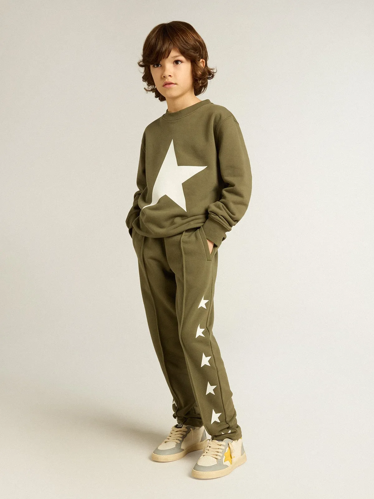 Pantalone jogging di colore verde militare da bambino con stelle bianche