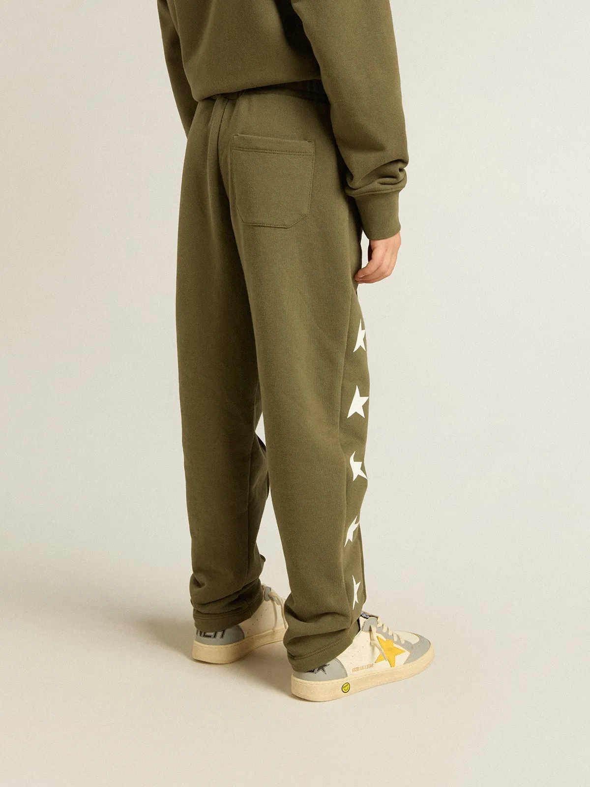 Pantalone jogging di colore verde militare da bambino con stelle bianche