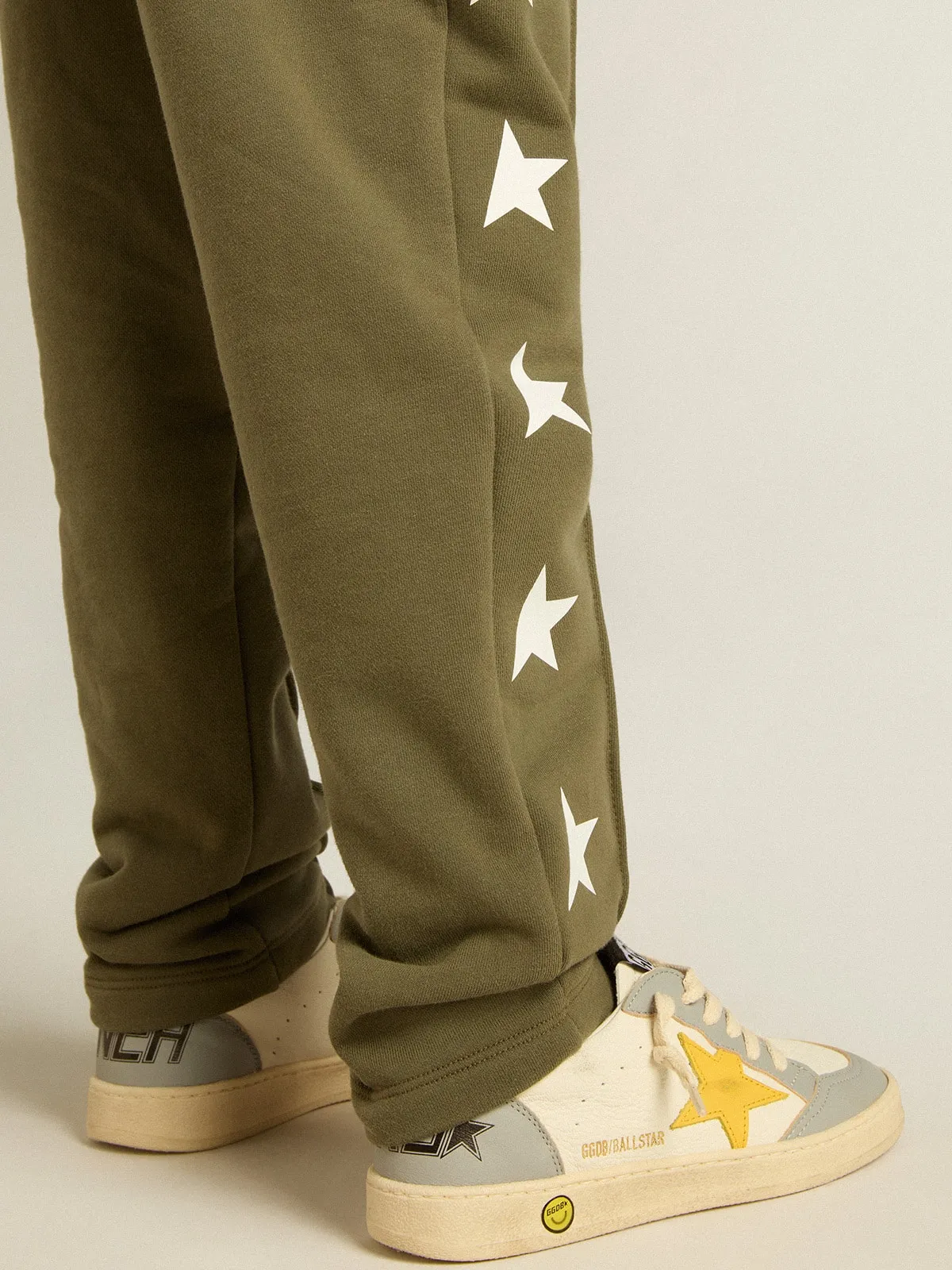 Pantalone jogging di colore verde militare da bambino con stelle bianche