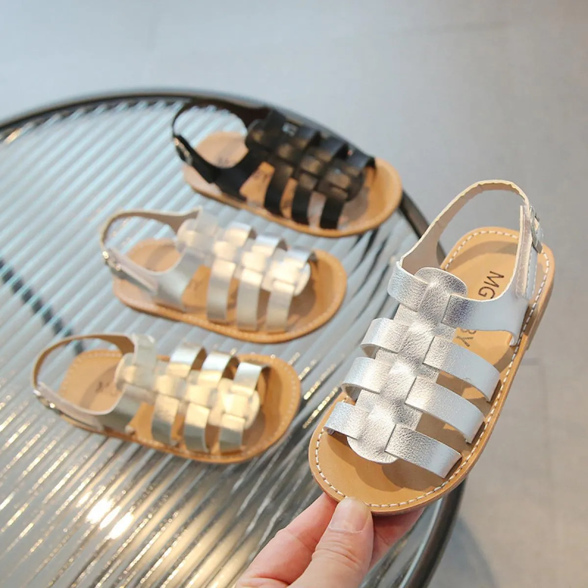 Sandali per bambini Scarpe in pelle con ritagli per bambine 2024 Sandali gladiatore nuovissimi estivi Scarpe da spiaggia per bam