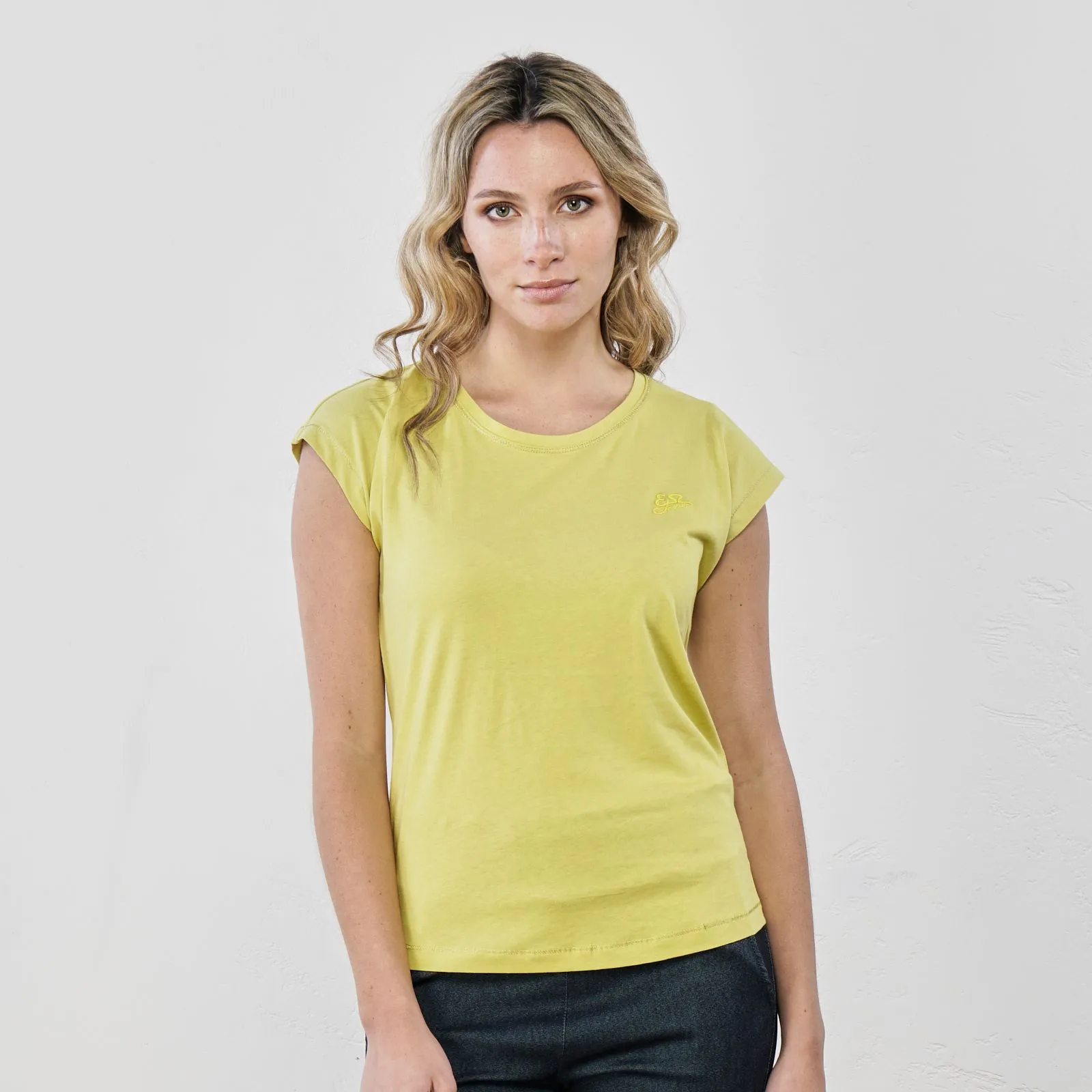 T-shirt gialla con maniche corte e cuciture oro