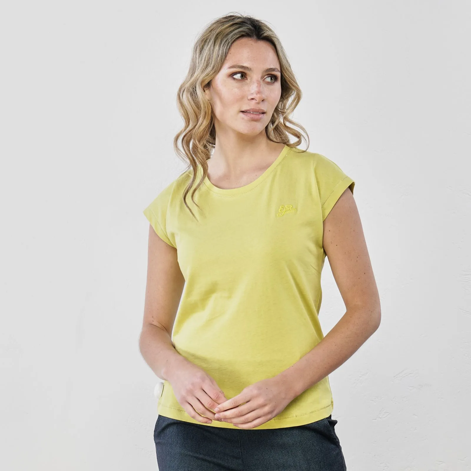 T-shirt gialla con maniche corte e cuciture oro