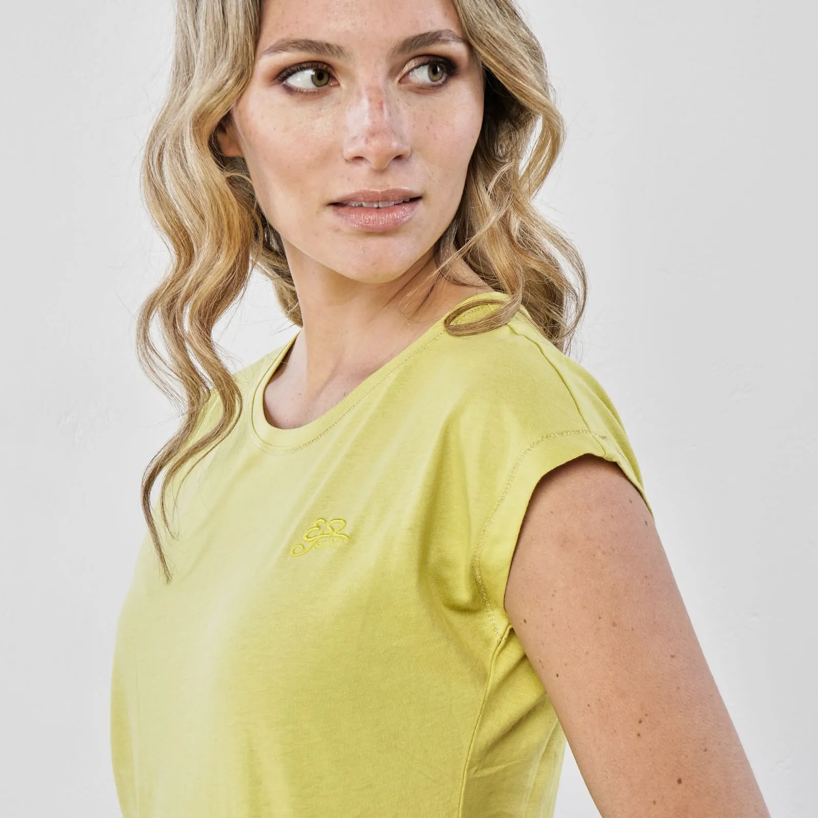 T-shirt gialla con maniche corte e cuciture oro