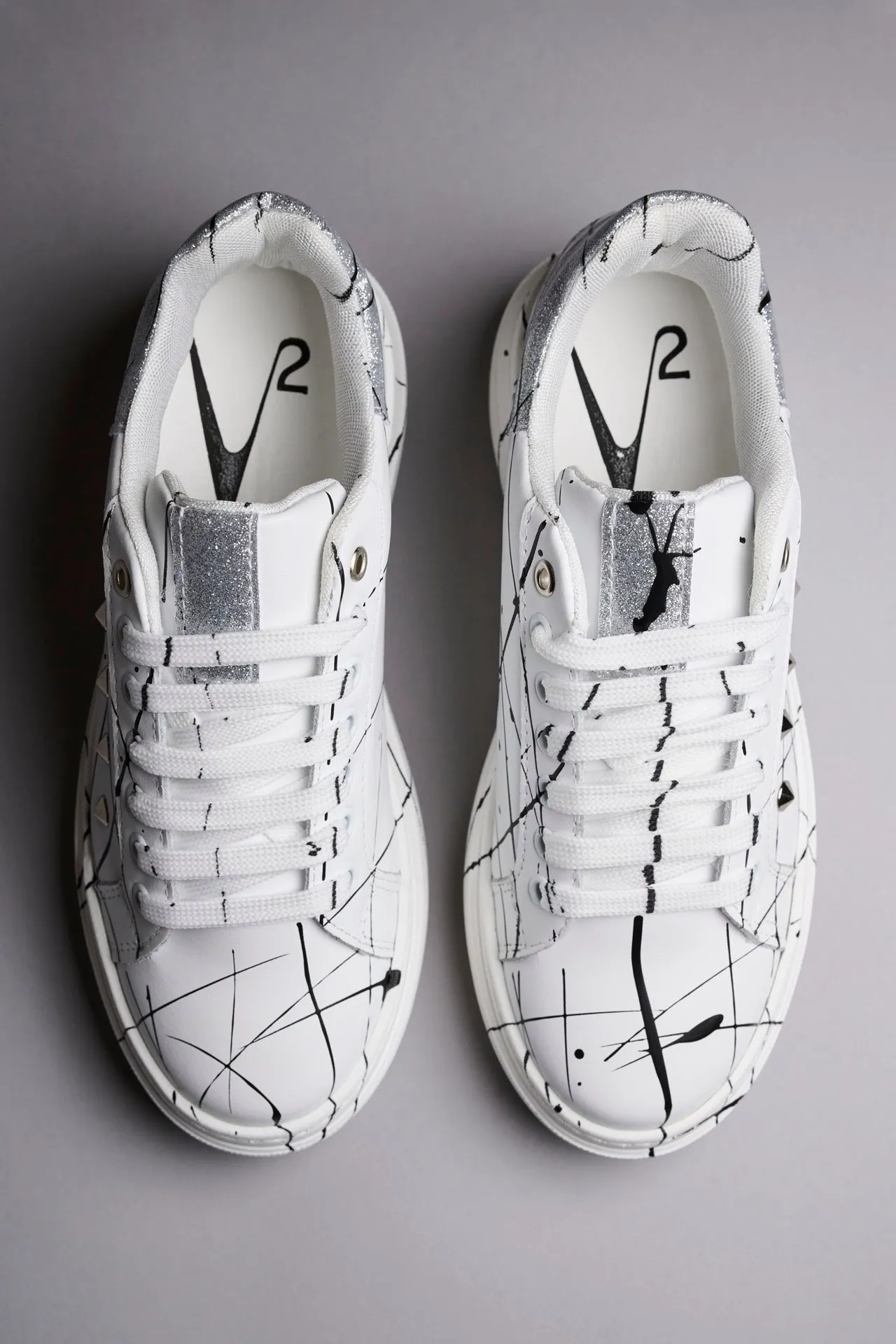 VEGA - Sneakers a suola alta retro Glitter Argento con borchie e schizzi di vernice